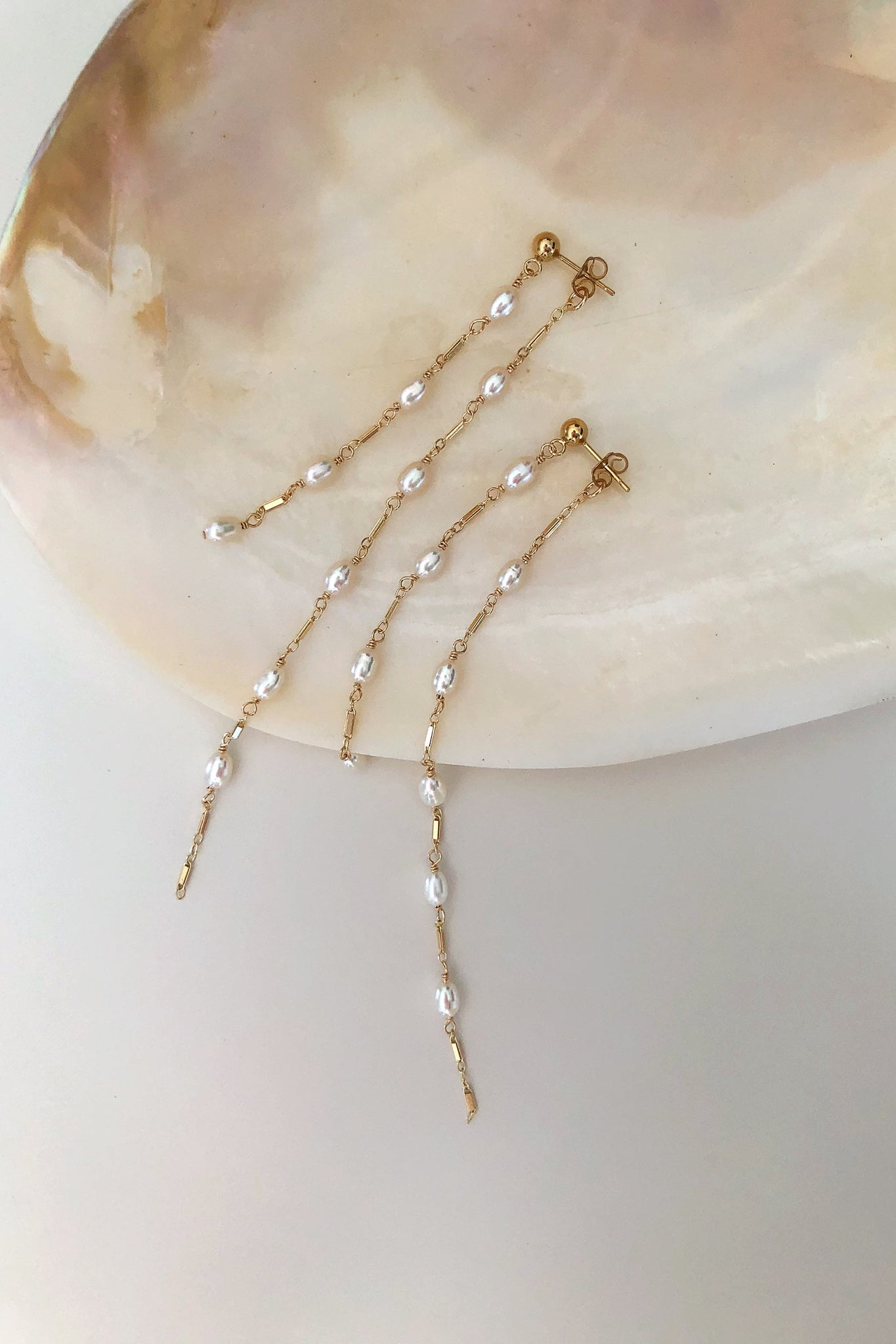 Dripping Freshwater Pearl 360 Earrings - white