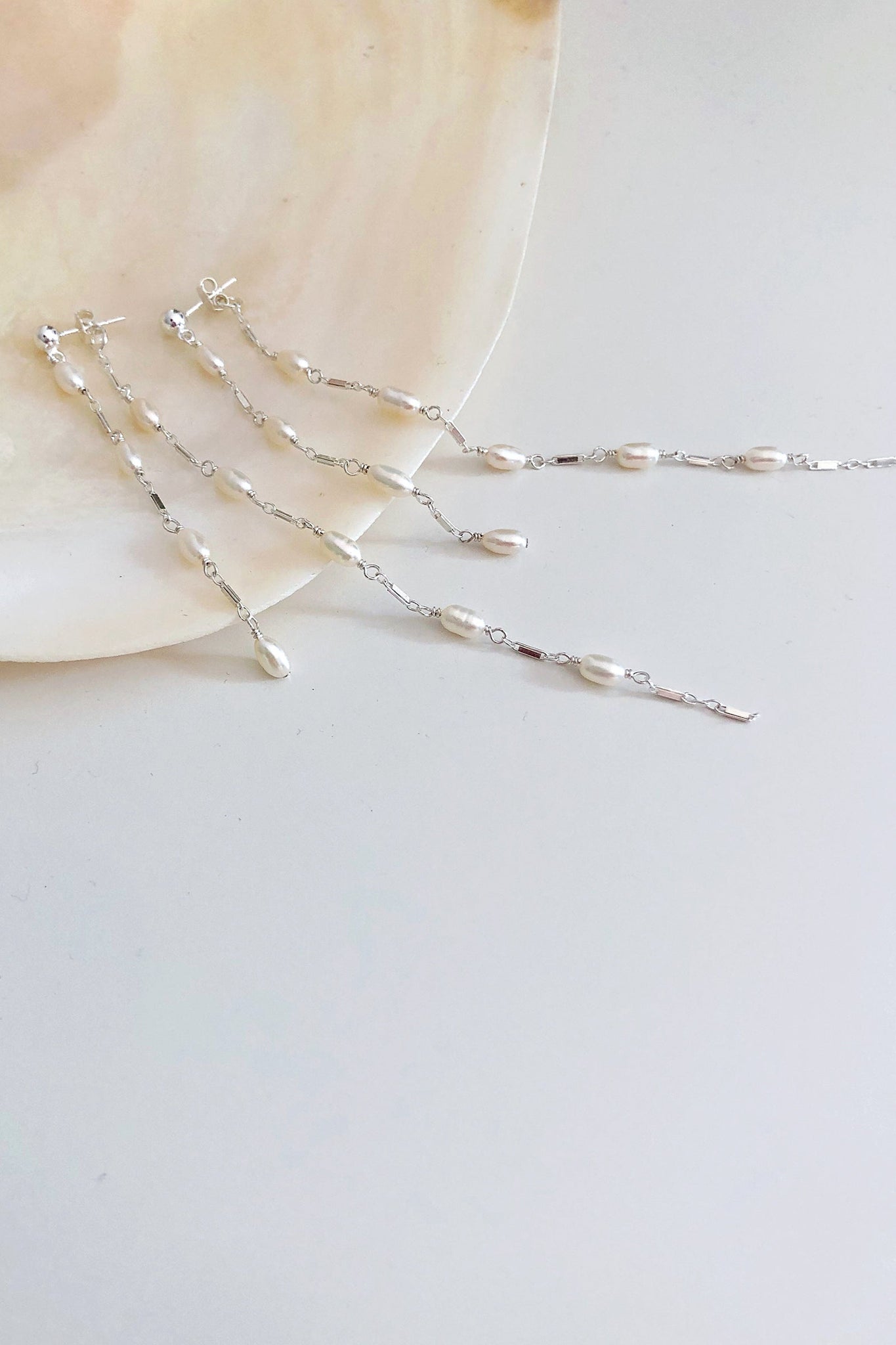 Dripping Freshwater Pearl 360 Earrings - white